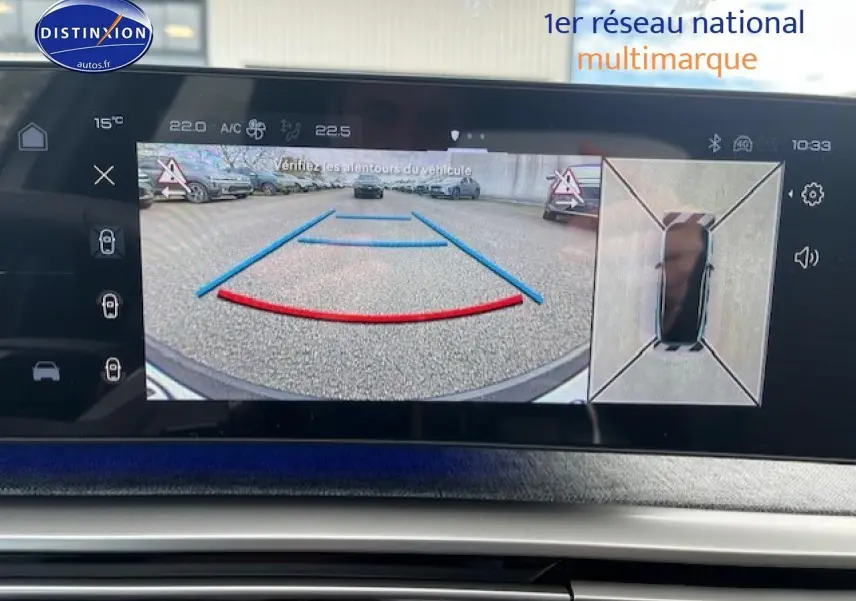 Écran tactile du Peugeot 3008 gris titane montrant la caméra de recul et la vue 360° en stationnement.