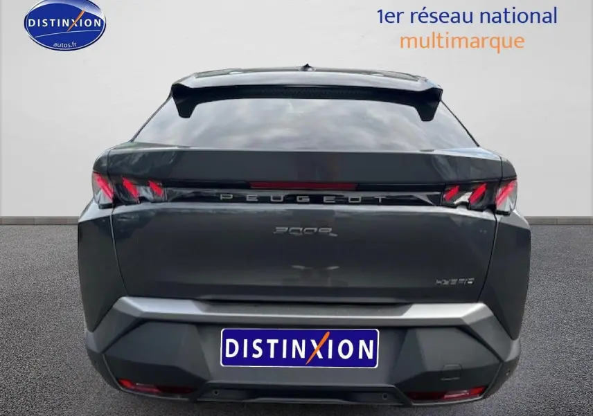 Vue arrière d’un Peugeot 3008 gris titane 2025 avec feux arrière LED et becquet noir.