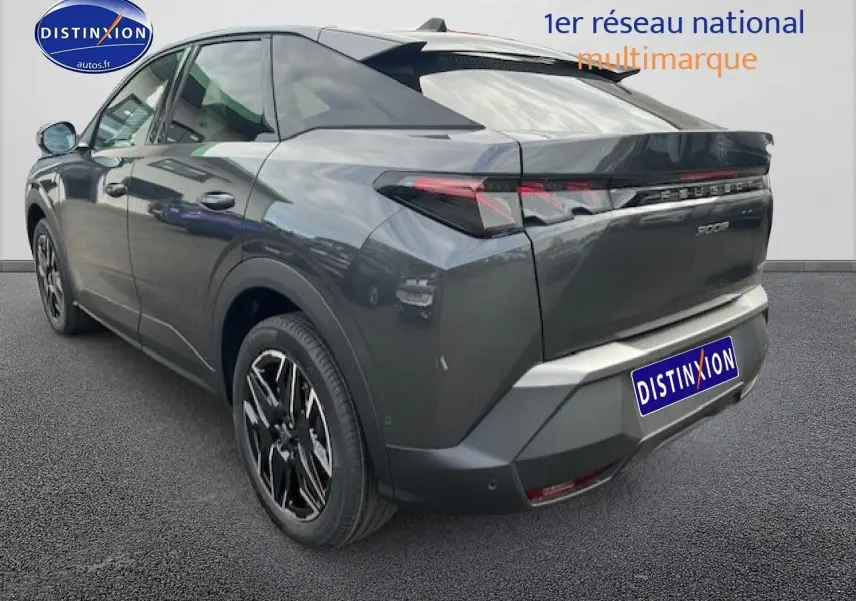 Vue 3/4 arrière droite du Peugeot 3008 gris titane avec jantes alu noires et feux arrière LED distinctifs.