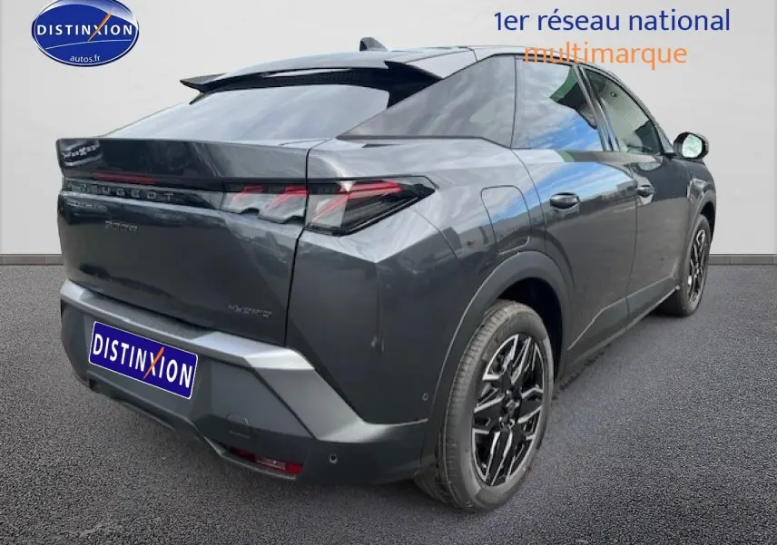 Vue 3/4 arrière droite du Peugeot 3008 gris titane avec jantes alu et feux arrière LED distinctifs.