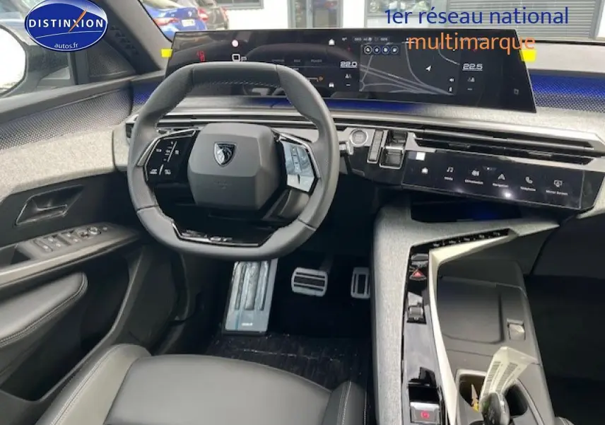 Vue intérieure avant du Peugeot 3008 gris titane, volant multifonction et écran tactile panoramique visible.