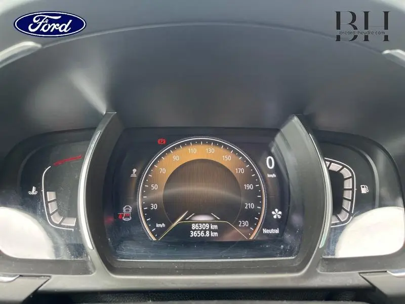 Tableau de bord numérique du Renault Scénic 1.3 TCe 140ch Techno 2022, affichage compteur et informations de conduite.