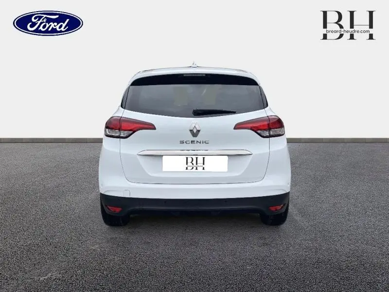 Vue arrière d'un Renault Scénic blanc nacré 2022 avec feux arrière allongés et lunette arrière surteintée.