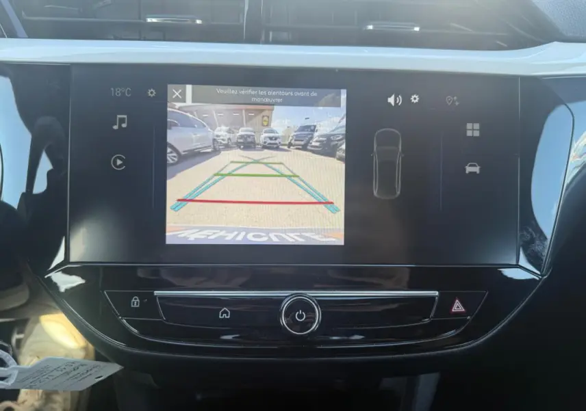 Écran central de l’Opel Corsa 2025 montrant la caméra de recul avec guidage de trajectoire en vue intérieure.
