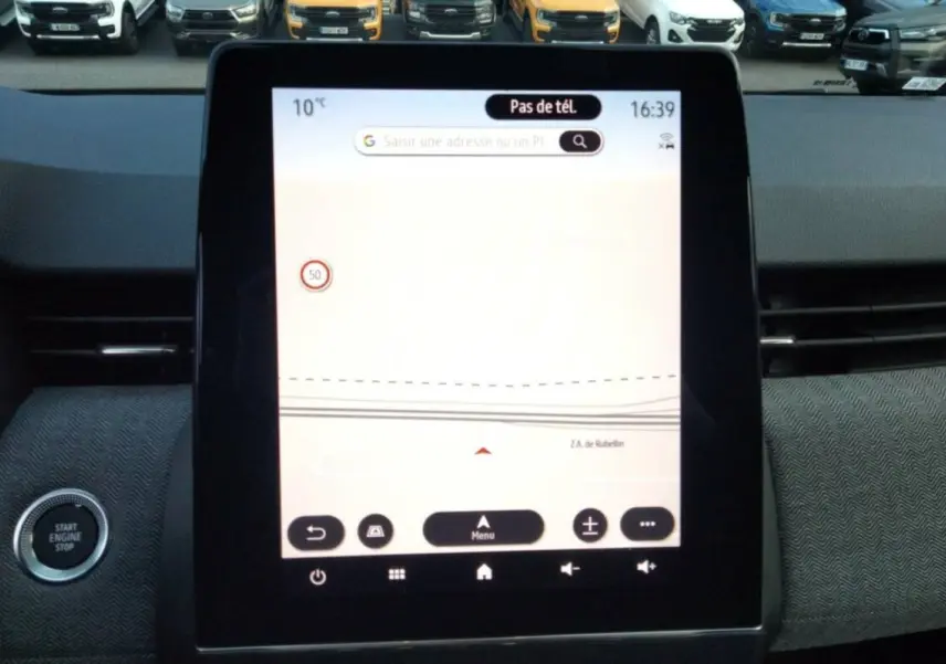 Écran tactile central de la Renault Clio gris rafale, affichant la navigation GPS dans l’habitacle.