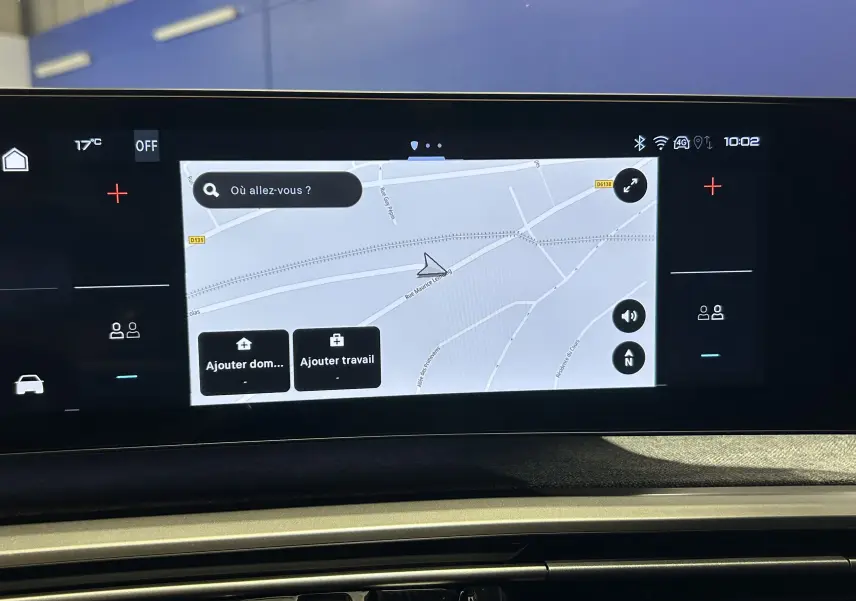 Écran tactile central du tableau de bord du Peugeot 5008 Hybrid 2025 affichant la navigation GPS en mode carte.
