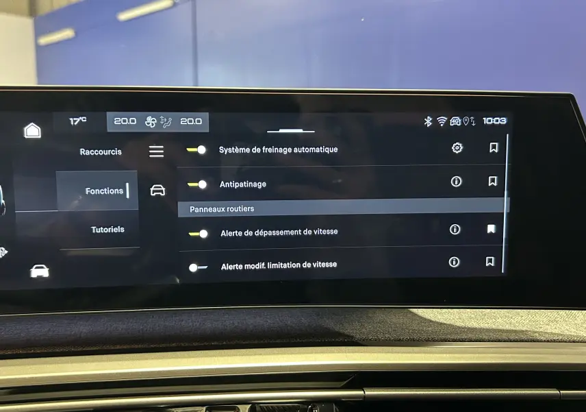 Écran tactile intérieur du Peugeot 5008 Hybrid 145ch GT affichant les réglages d’aides à la conduite.