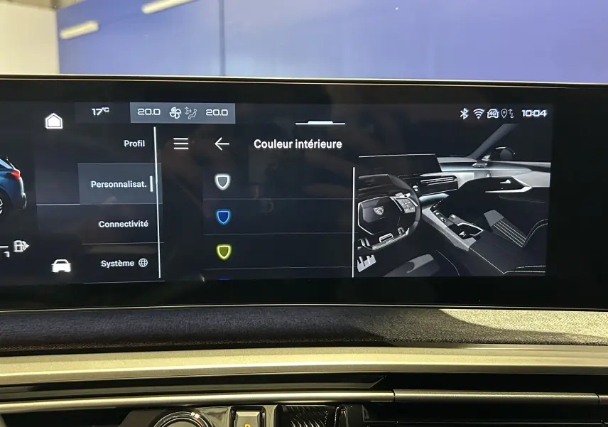 Écran tactile intérieur du Peugeot 5008 Hybrid 2025 montrant le menu de personnalisation avec vue du tableau de bord en gris.