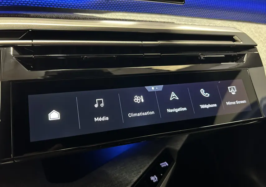 Écran tactile central du tableau de bord du Peugeot 5008 gris titane, affichant les menus Média, Climatisation et Navigation.