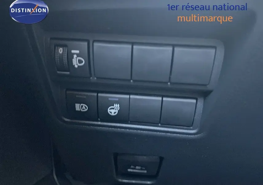 Panneau de commandes latéral intérieur avec réglage des phares et volant chauffant sur Toyota Yaris Hybrid noir métal 2025.