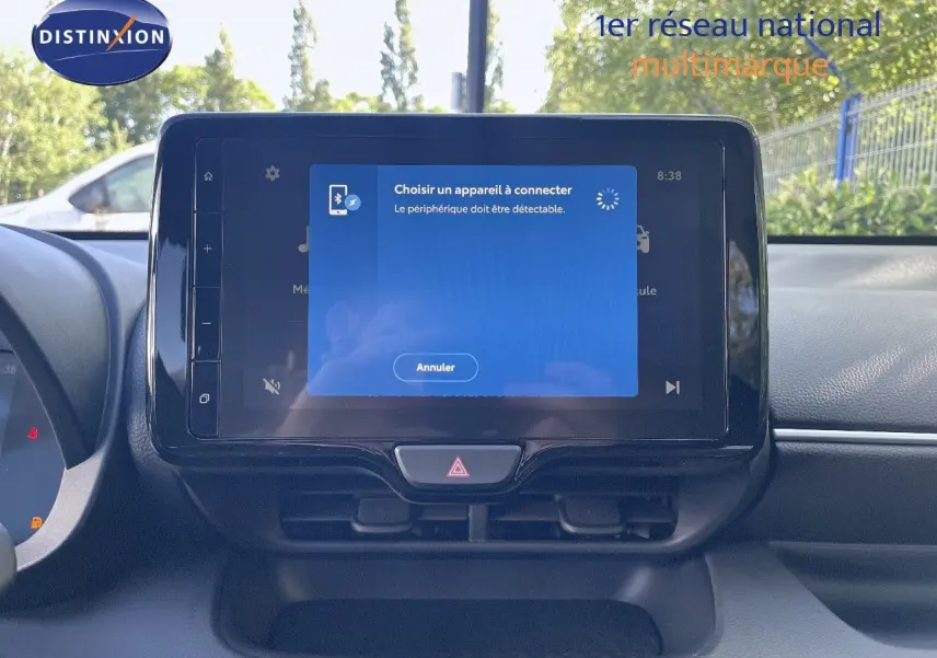 Écran tactile central affichant le menu Bluetooth dans l'habitacle d'une Toyota Yaris Hybrid 2025 noir métal.