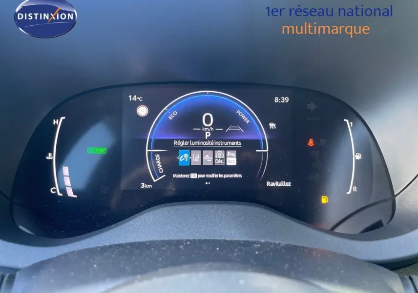 Tableau de bord numérique de la Toyota Yaris Hybrid 2025 affichant vitesse, température et indicateurs de conduite.