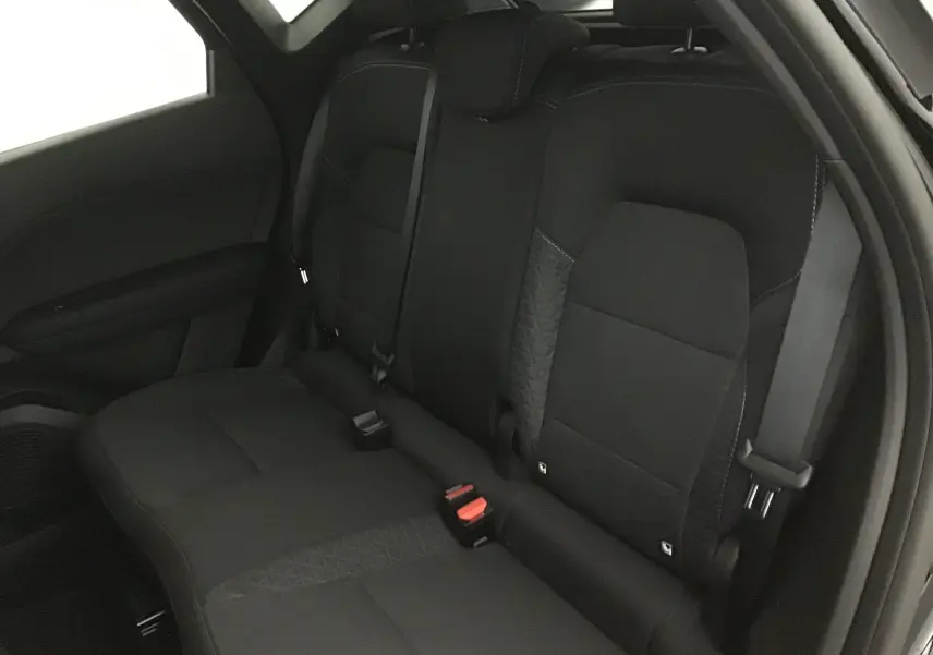 Vue intérieure sur les sièges arrière noirs du Renault Captur 2025, avec ceinture de sécurité et tissu texturé.
