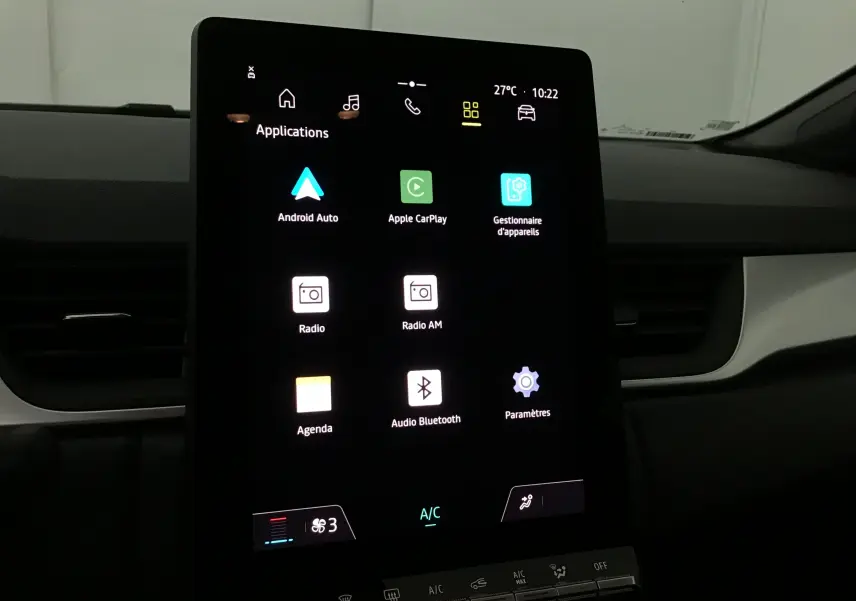 Écran tactile central allumé du tableau de bord du Renault Captur 2025 noir/gris perle, affichant les applications connectées.
