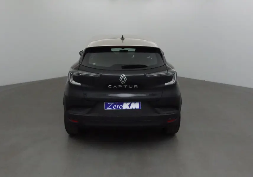 Vue arrière du Renault Captur 2025 noir et gris perle avec feux LED et logo bien visibles sur fond neutre.