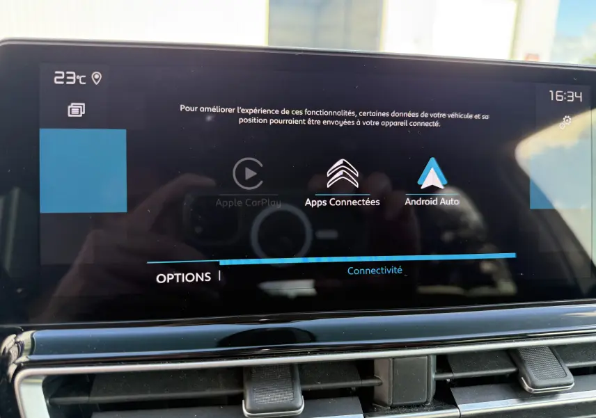 Écran tactile central du Citroën C5 Aircross gris, affichant les options Apple CarPlay, Apps Connectées et Android Auto.