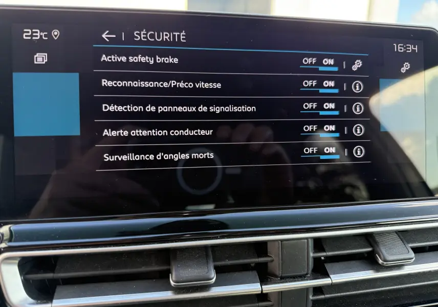 Écran tactile intérieur du Citroën C5 Aircross 2024 affichant les réglages de sécurité avec ventilation en dessous.