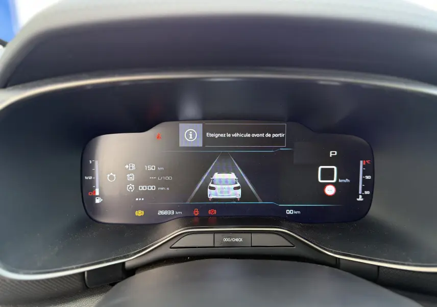 Tableau de bord numérique du Citroën C5 Aircross 2024, affichant la vitesse à 0 km/h et un message d'arrêt.