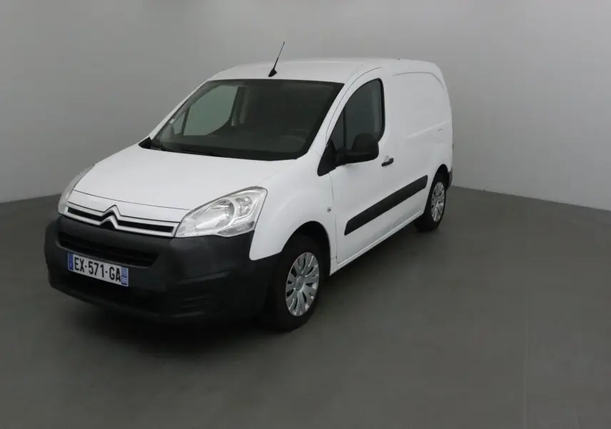 Vue 3/4 avant droit d'un utilitaire blanc Citroën Berlingo 2018 avec pare-chocs noir et jantes acier.