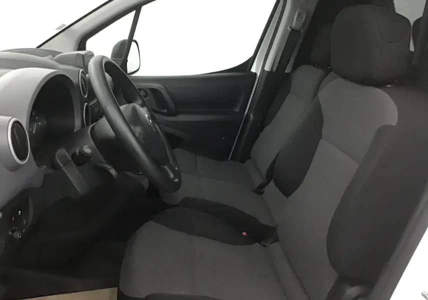 Intérieur avant droit du Citroën Berlingo blanc 2018, montrant le tableau de bord et sièges tissu gris foncé.