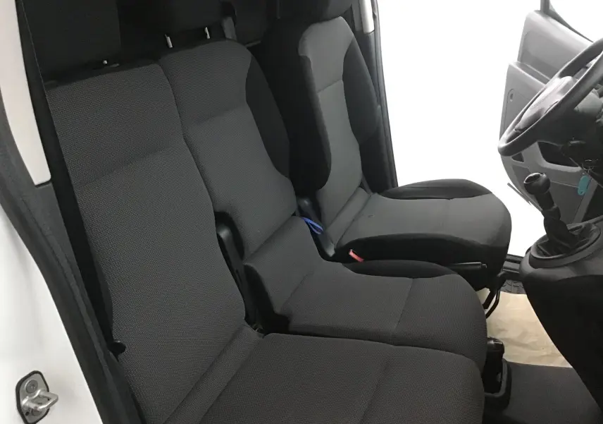 Intérieur du Citroën Berlingo blanc 2018, vue côté gauche sur les sièges avant et la boîte manuelle.