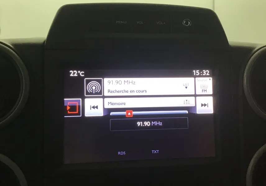 Écran central tactile du Citroën Berlingo blanc 2018 affichant la recherche radio FM à 91,90 MHz, vue de face rapprochée.