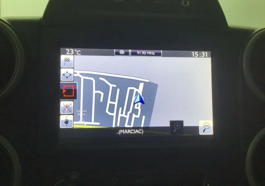 Écran GPS affichant la carte de Marciac dans l'habitacle du Citroën Berlingo blanc, version Business 2018.