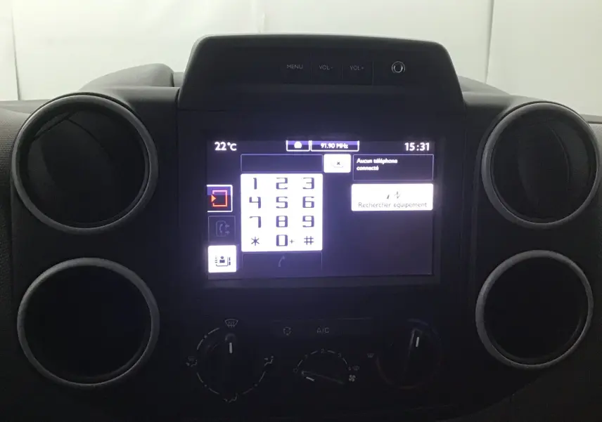 Tableau de bord noir du Citroën Berlingo 2018 avec écran tactile affichant le clavier téléphonique et commandes de climatisation.