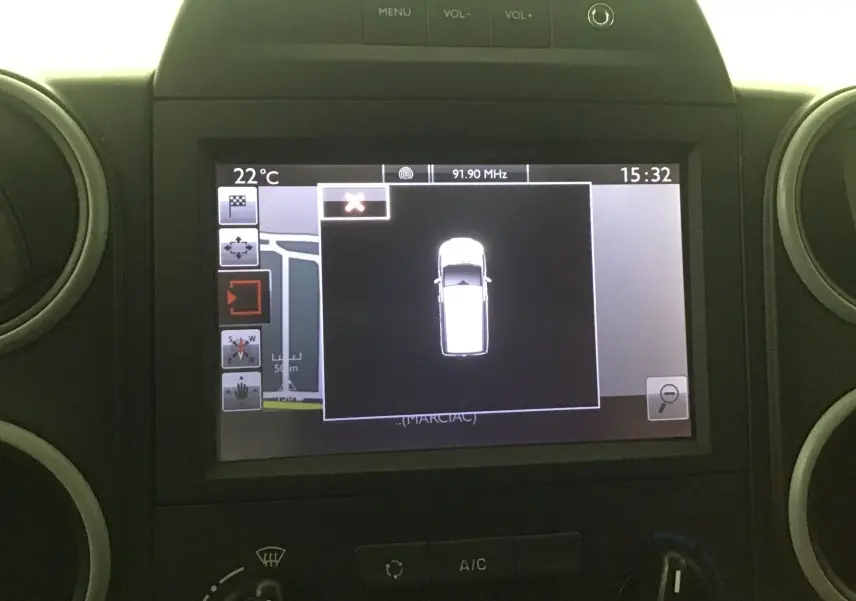 Écran GPS du Citroën Berlingo blanc 2018 montrant la vue aérienne du véhicule avec commandes climatisation visibles.