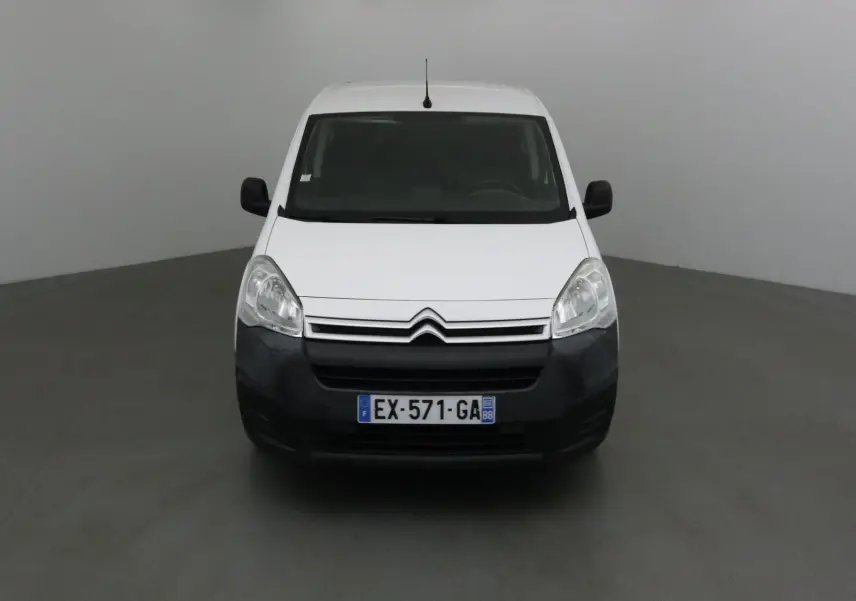 Citroën Berlingo blanc vue de face avec pare-chocs noir et calandre à chevrons argentés dans un studio gris.
