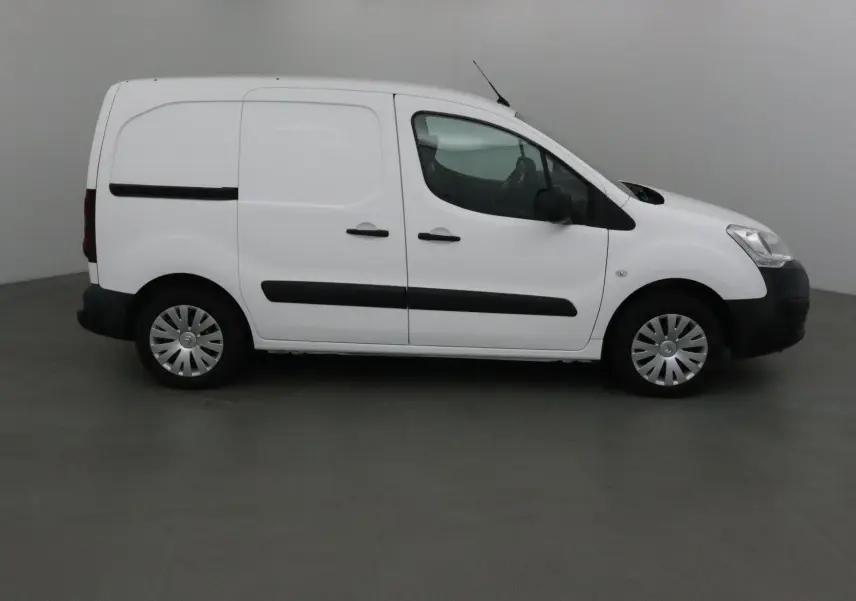 Profil côté droit d’un utilitaire blanc Citroën Berlingo M 1.6 BlueHDi 75 Business avec portes latérales noires.