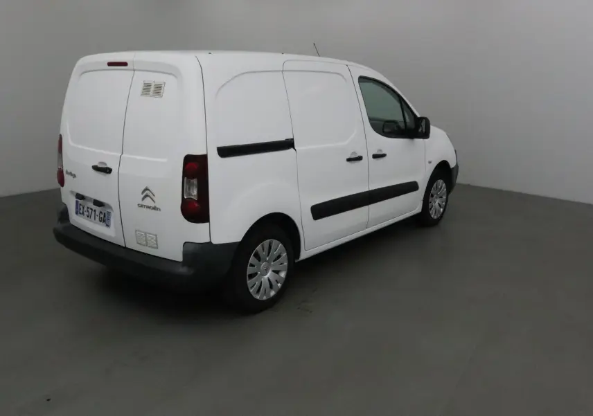 Vue 3/4 arrière droite d’un utilitaire blanc Citroën Berlingo M 1.6 BlueHDi avec portes arrière battantes et bande noire latérale.