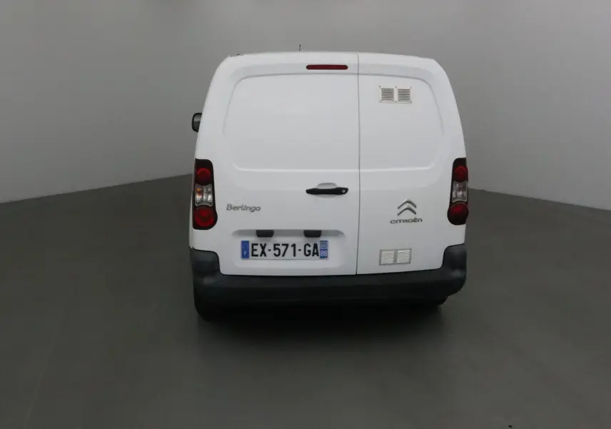 Vue arrière d'un utilitaire blanc Citroën Berlingo 2018 avec portes battantes et plaques d'immatriculation françaises.