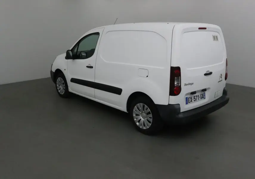 Vue 3/4 arrière droite d'un utilitaire Citroën Berlingo blanc, avec porte latérale et hayon fermé dans un studio.