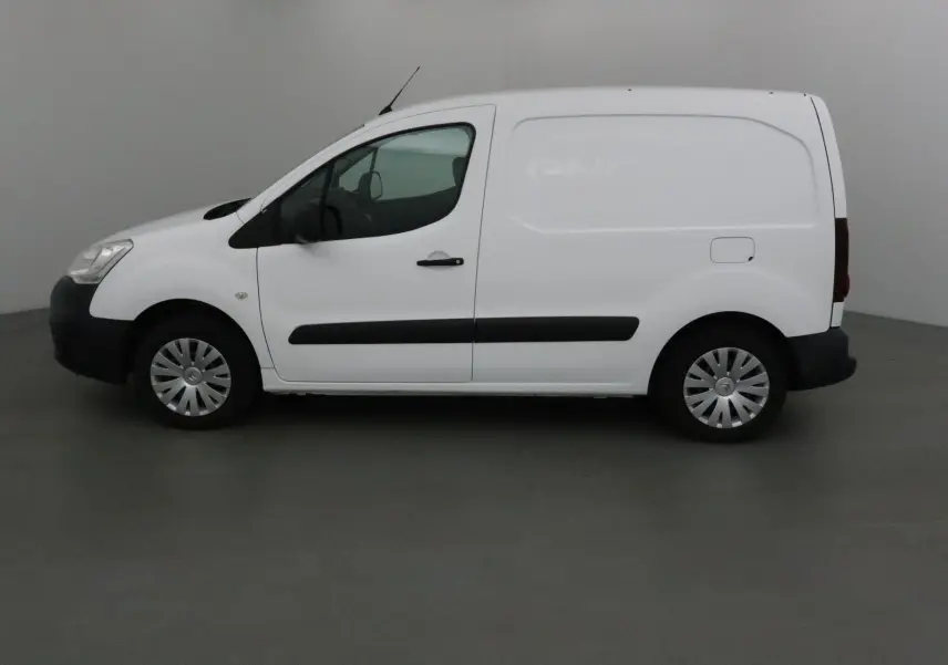 Profil latéral droit d’un utilitaire Citroën Berlingo blanc, version Business 2018, avec protections noires sur les portières.