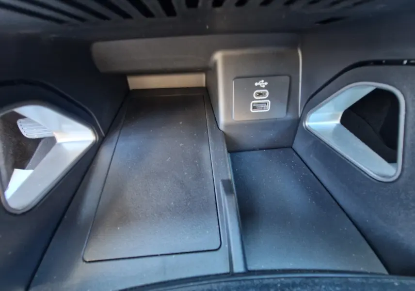 Gros plan sur la console centrale avec ports USB, finition noire mate et inserts argentés du Ford Ranger Super Cabine gris carbone.