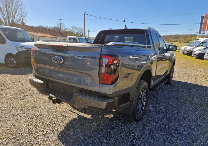 Vue 3/4 arrière droite du Ford Ranger Super Cabine Wildtrak gris carbone, soulignant la benne et les feux arrière LED.