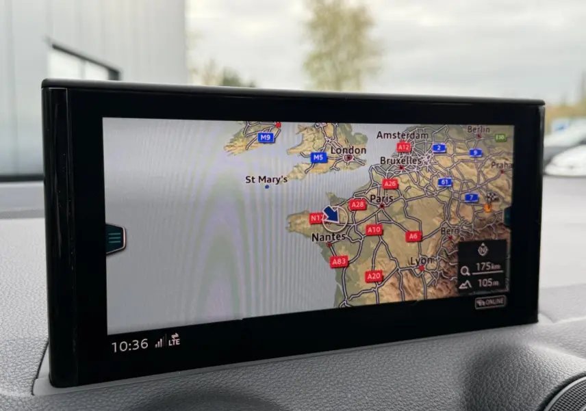 Écran de navigation intérieur affichant une carte détaillée dans un Audi Q2 noir métallisé S line 2023.