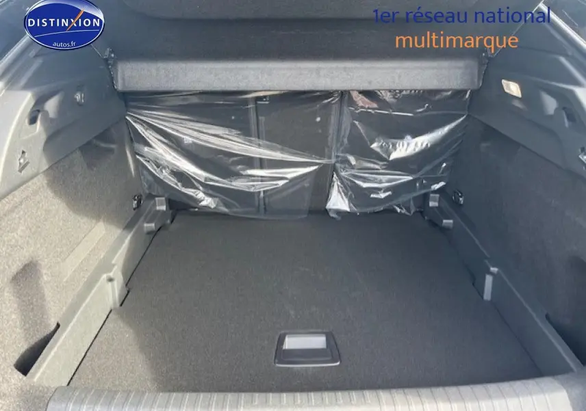 Coffre spacieux du Peugeot 3008 gris Artense, vue intérieure arrière avec banquette protégée par film plastique.