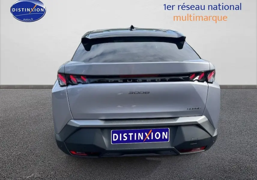 Vue arrière d'un Peugeot 3008 gris Artense avec becquet noir et feux arrière LED distinctifs.