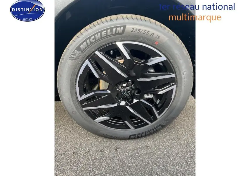Gros plan sur la jante alu noire et grise de la Peugeot 3008 1.2 hybrid 136 GT en gris Artense.