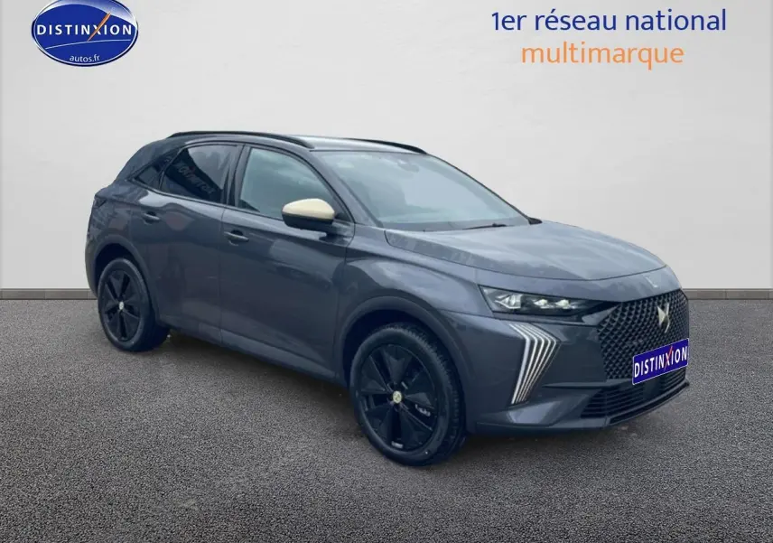 DS7 1.5 BlueHDi gris titane en 3/4 avant droit avec jantes noires et rétroviseurs couleur contrastée.