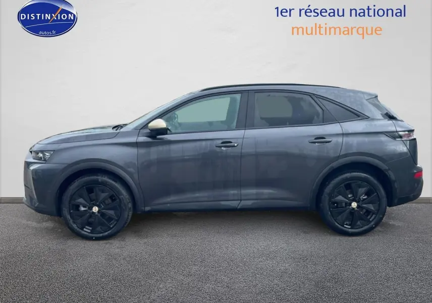 Vue latérale droite du DS7 gris titane 2026 avec jantes noires et rétroviseur couleur contrastante.