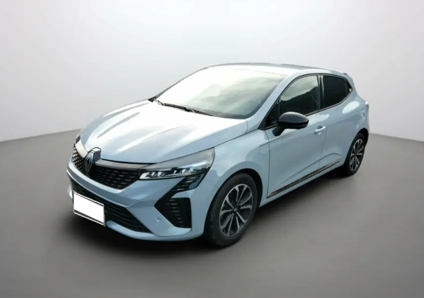 Renault Clio V TCe 90 Techno Plus gris rafale, vue 3/4 avant droit avec feux LED et jantes alu noires.