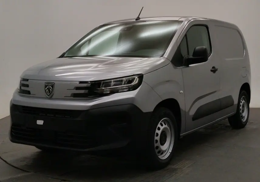 Peugeot Partner Fourgon gris acier en 3/4 avant droit, avec calandre noire et jantes acier simples.