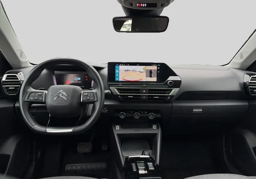 Vue frontale de l'intérieur noir de la Citroën C4 1.5 BlueHDi 130 avec écran tactile et volant multifonction cuir.