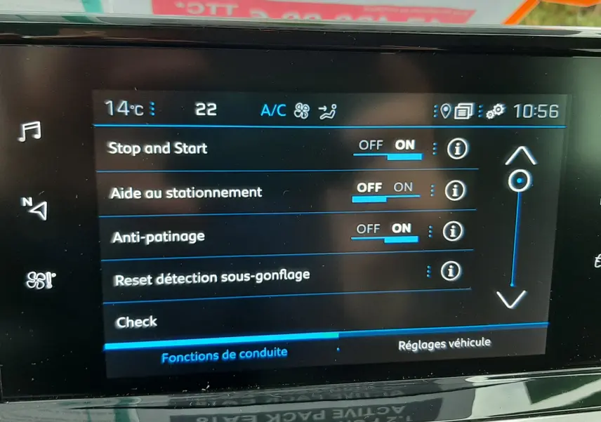 Écran tactile central du Peugeot 2008 2021 montrant les réglages d’aide à la conduite avec climatisation à 22°C.