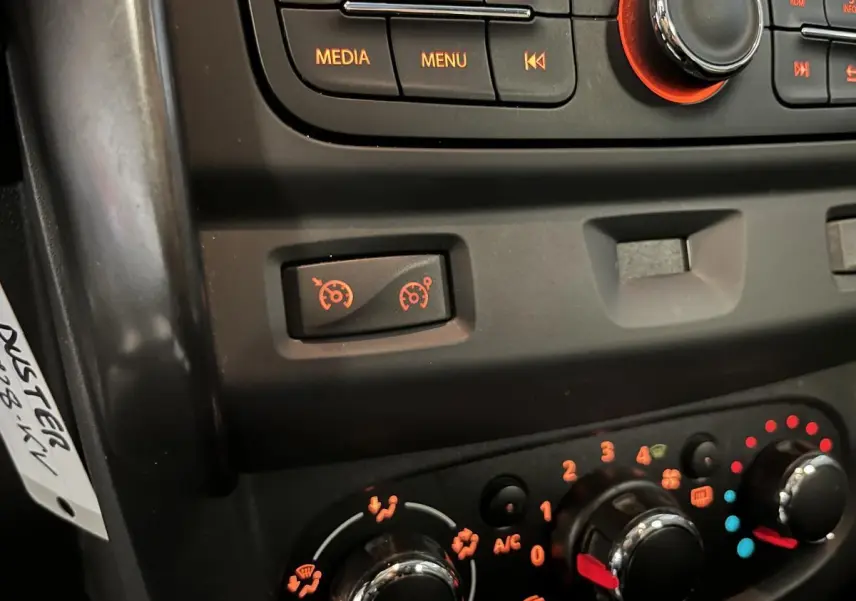 Détail du tableau de bord du Dacia Duster noir 2016 montrant les commandes du régulateur de vitesse et de la climatisation.