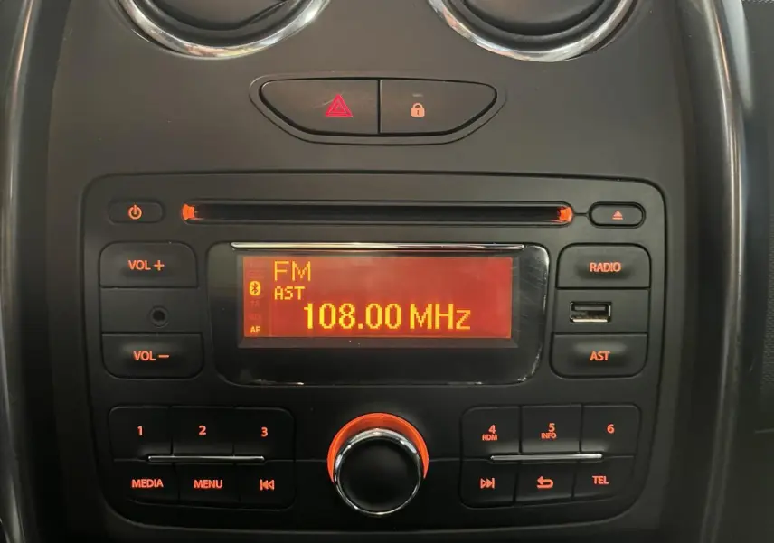 Gros plan sur la radio CD MP3 avec commandes au volant du tableau de bord noir du Dacia Duster Lauréate 2016.