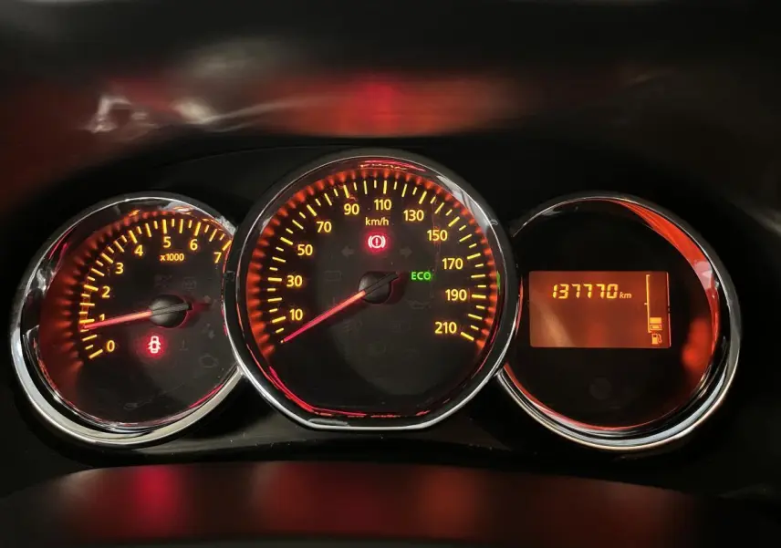 Compteur de vitesse, compte-tours et affichage digital du tableau de bord du Dacia Duster noir 2016.